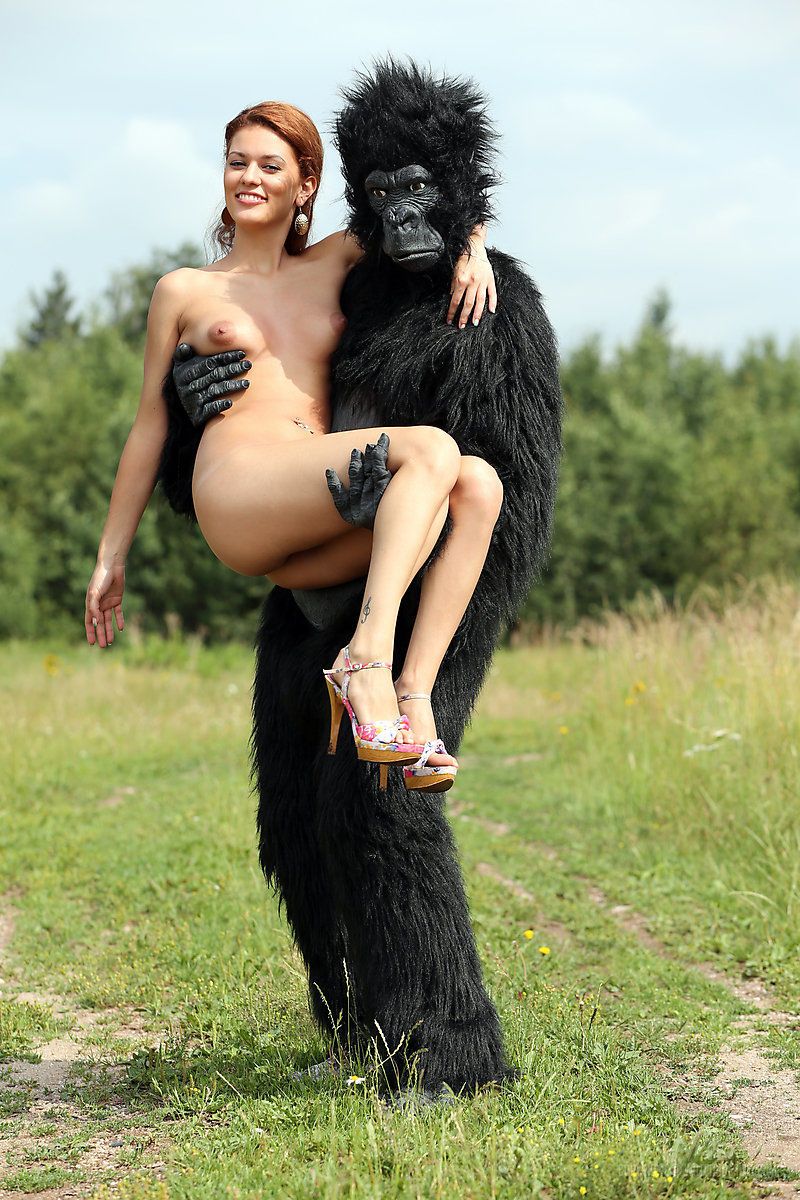 sexy pelirroja cosplay chick Becca sigue Desnudo al aire libre en tacones Con gorila