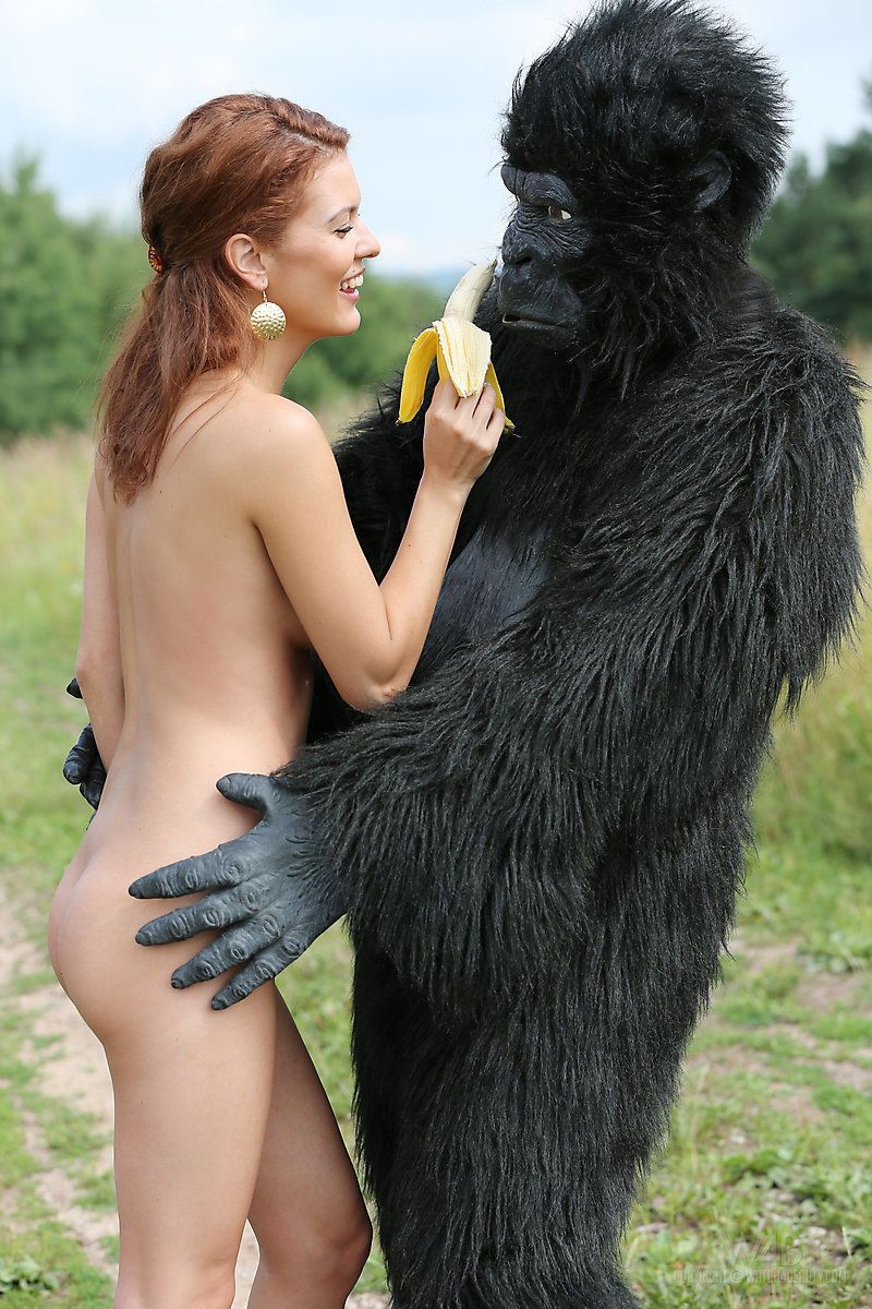 sexy pelirroja cosplay chick Becca sigue Desnudo al aire libre en tacones Con gorila