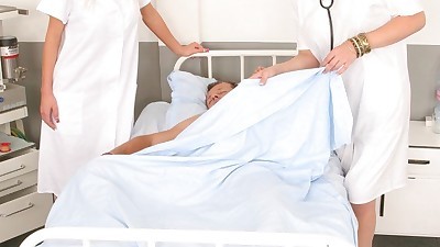 Verführerisch blonde Krankenschwestern in nylon