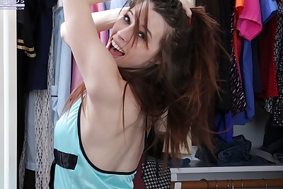 Milkyskinned amatör teen Susie Randolph yayılır bacaklar üzerinde dolap