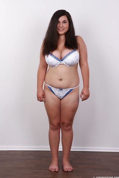 Sovrappeso bruna Lucie si spoglia Per soddisfare sogni di diventando un nudo modello