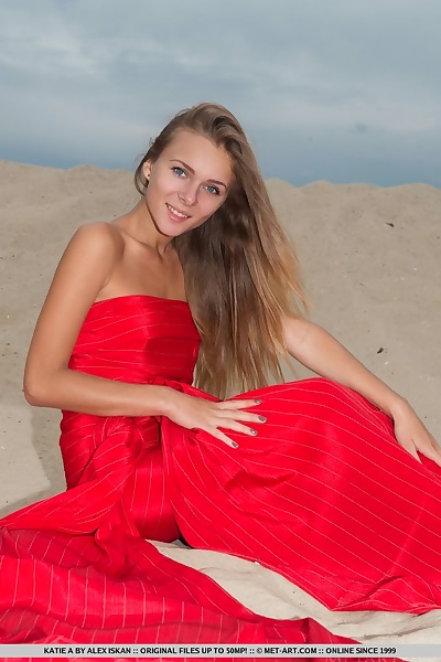 किशोरी ग्लैमर बेब केटी एक खोने छोटे किशोरी स्तन से पोशाक पर समुद्र तट