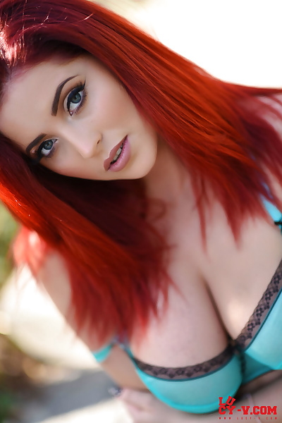 sexy redhead praller LUCY V deckt Ihr Big Natürliche Brüste außerhalb