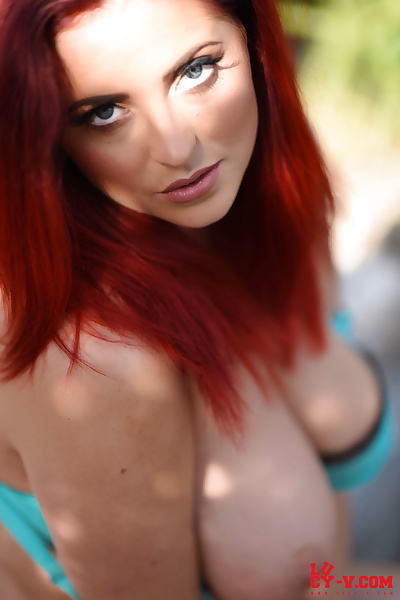 सेक्सी लाल बालों वाली plumper लुसी V uncovers उसके बड़े प्राकृतिक स्तनों बाहर