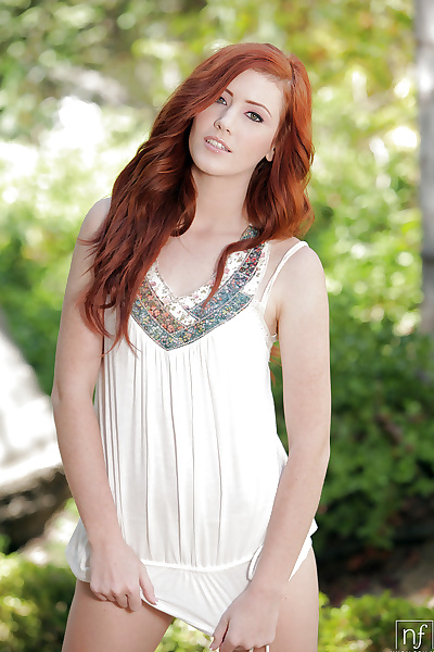 skinny redhead Schönheit Elle Alexandra Exponate winzige Brust außerhalb