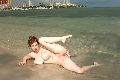 क्रिस्टी निशान निकालता है उसके बिकिनी करने के लिए दिखावा स्तन और चूत पर सार्वजनिक समुद्र तट