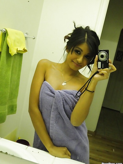 gros seins latina adolescent Ruby Reyes diffusion Son serré chatte après douche