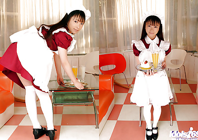 Adolescente asiatico cameriera Con piccolo Tette Emiru Momose Scivolare off Il suo uniforme