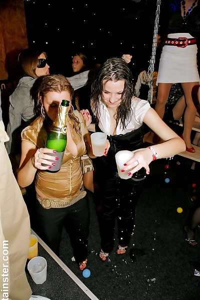 sarhoş Kızlar söndürmek kendilerini içinde Şampanya önce emme horoz içinde gece kulübü