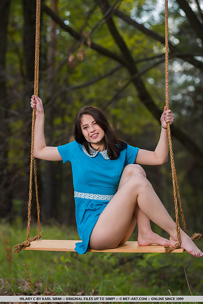 junge Brünette Hilary C ist ermutigt zu Erhalten Nackt auf Swing set in Wald