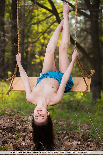 Les jeunes brunette Hilary C est encouragé pour obtenez de l' Nu sur swing ensemble dans La forêt