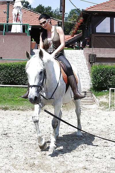 Pornostar Aletta ocean ist Reiten ein Pferd outdoor in Brille