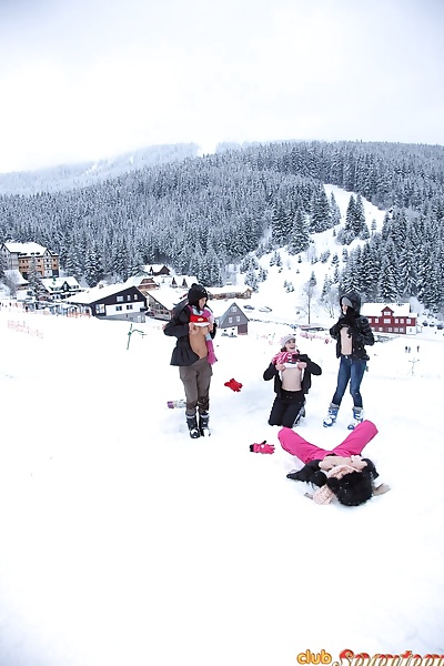 青少年 女孩 玩 女同性恋 性爱 游戏 后 一个 一天 的 击中 滑雪