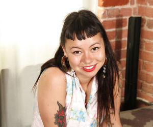 Emotikon Azji Amatorskie odkrywa jej tatuaże krzywe i