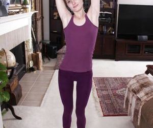 Teen Mädchen Tara  entfernen Yoga Kleidung zu pose in