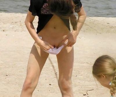 tiener verwijdert zand Van bikini onderkant per ongeluk laat kut